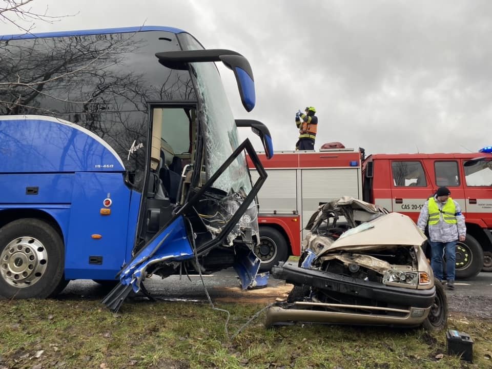 Při nehodě u Nepomuku na Plzeňsku zemřel řidič osobního vozu. V autobusu cestovali zahraniční turisté, dva utrpěli zranění.