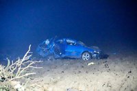 Opilý řidič (44) přerazil autem strom a utekl do pole! Žena (28) z vozu vypadla, nebyli připoutaní