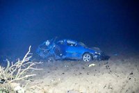 Opilý řidič (44) přerazil autem strom a utekl do pole! Žena (28) z vozu vypadla, nebyli připoutaní