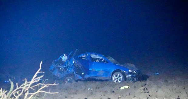 Opilý řidič (44) přerazil autem strom a utekl do pole! Žena (28) z vozu vypadla, nebyli připoutaní