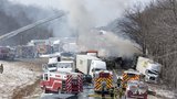 Děsivá nehoda ve sněhové bouři: 3 mrtví, 20 zraněných a až 60 nabouraných vozů v USA