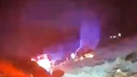 Rodinná tragédie na Nový rok: Auto se sedmi dětmi zachvátily plameny!