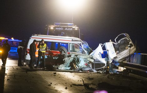 Po srážce se sanitkou bylo osobní auto zcela zničené, jeho řidič nepřežil.