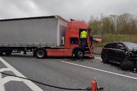 Německé policii do Česka ujížděl řidič mercedesu. Naboural do kamionu, který sloužil jako zátaras