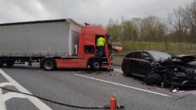 Německé policii do Česka ujížděl řidič mercedesu. Naboural do kamionu, který sloužil jako zátaras