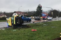 Děsivá nehoda v Úvalech u Prahy: Sanitka vezla pacienta do Ikemu, srazila se s osobákem a skončila na boku