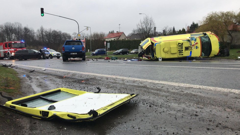 V Úvalech došlo v sobotu brzy ráno k dopravní nehoda. Srazily se tam osobáky se sanitkou, která po nárazu skončila na boku.