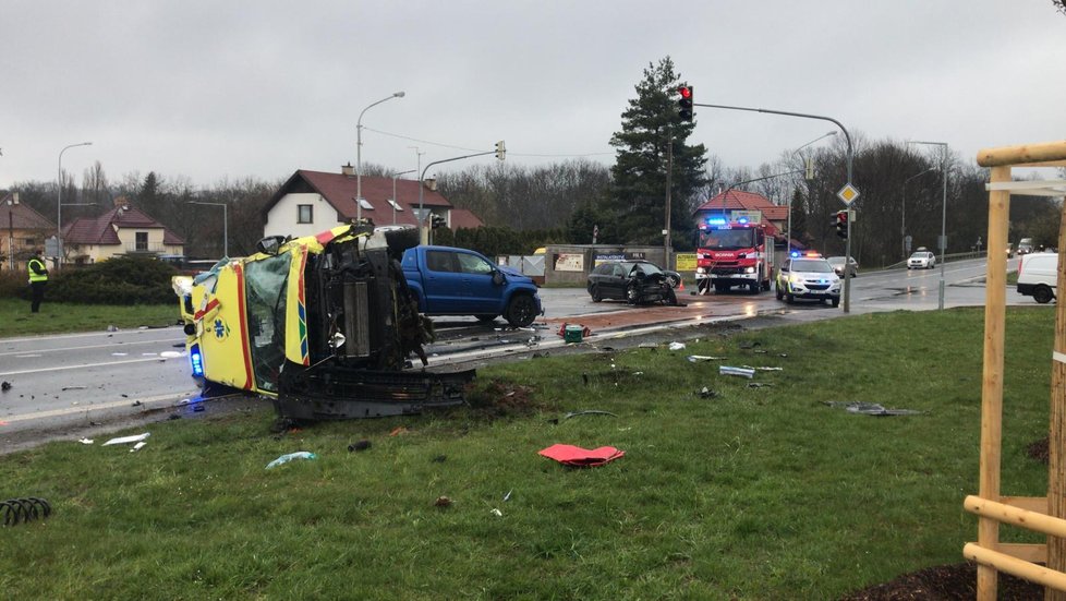 V Úvalech došlo v sobotu brzy ráno k dopravní nehoda. Srazily se tam osobáky se sanitkou, která po nárazu skončila na boku.