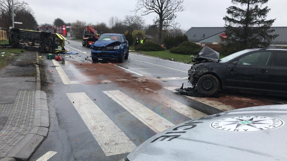 V Úvalech došlo v sobotu brzy ráno k dopravní nehoda. Srazily se tam osobáky se sanitkou, která po nárazu skončila na boku.