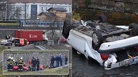 Auto skončilo v Ústí nad Labem po nehodě v řece.