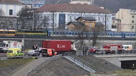 Auto skončilo v Ústí nad Labem po nehodě v řece.