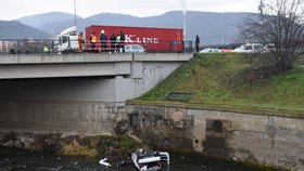 Auto skončilo v Ústí nad Labem po nehodě v řece.