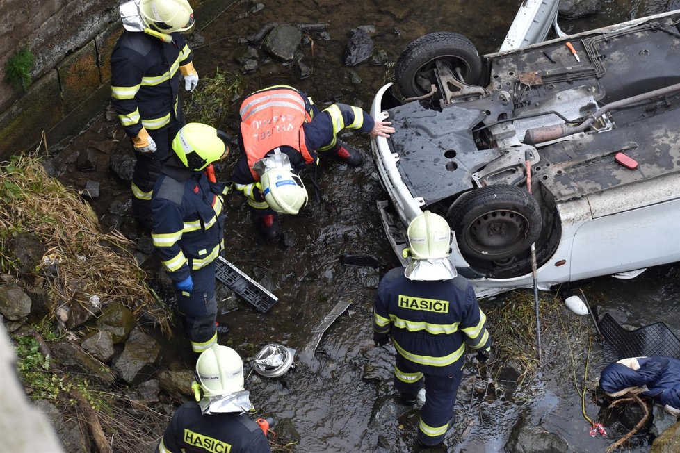 Auto skončilo v Ústí nad Labem po nehodě v řece.