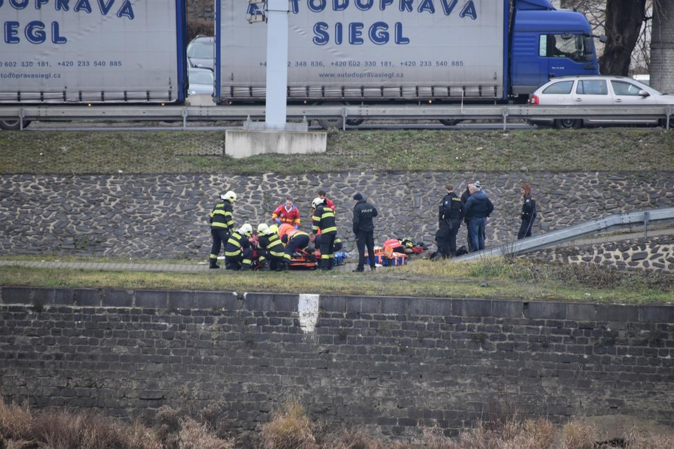 Auto skončilo v Ústí nad Labem po nehodě v řece.