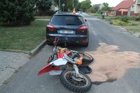 Kluk jezdil po silnici a srazil se s motorkou: Řidič neměl jediný doklad