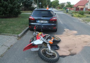 Motorkář se snažil chlapci na kole vyhnout, narazil ale přitom do zaparkovaného auta.