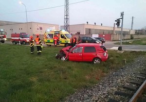 Nepozorný řidič vjel ve Velkých Pavlovicích před vlak. Trať stála po nehodě několik hodin.