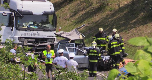 Tragická nehoda na Novojičínsku: Řidič osobního vozu nepřežil střet s náklaďákem