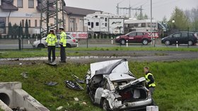 Hasiči z auta oběti vystřihávali více než hodinu