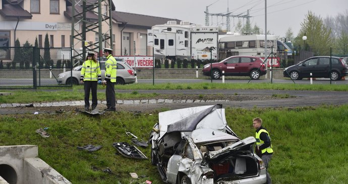 Hasiči z auta oběti vystřihávali více než hodinu