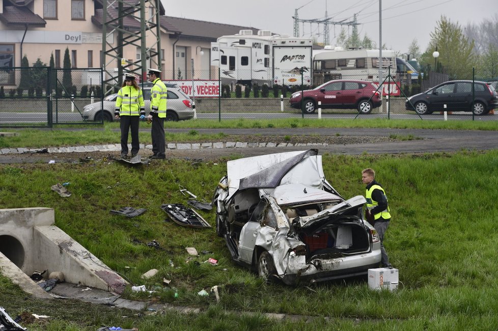 Hasiči z auta oběti vystřihávali více než hodinu