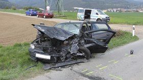 Osmdesátiletý řidič nezvládl řízení. Ve sportovním voze Mazda se zabil