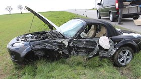 Osmdesátiletý řidič nezvládl řízení. Ve sportovním voze Mazda se zabil