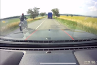 Šokující video: Motorkář bezhlavě předjížděl a naboural mámu s miminkem! Auto začalo hořet!