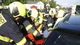 Hasiči při nehodě v Praze museli vystříhat řidičku z auta.