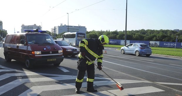 Hasiči při nehodě v Praze museli vystříhat řidičku z auta.