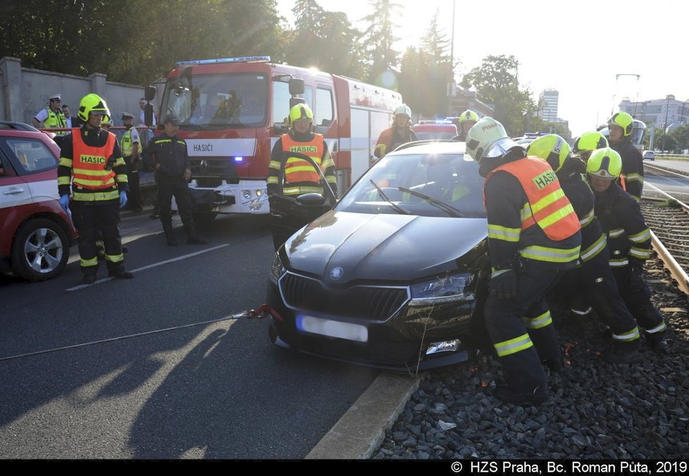 Hasiči při nehodě v Praze museli vystříhat řidičku z auta.