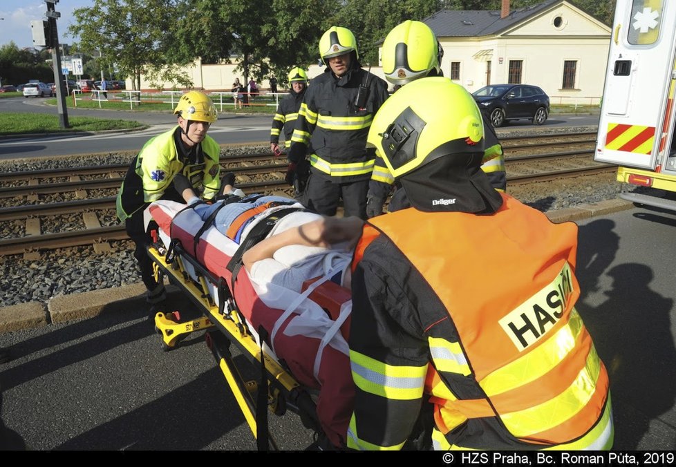 Hasiči při nehodě v Praze museli vystříhat řidičku z auta.