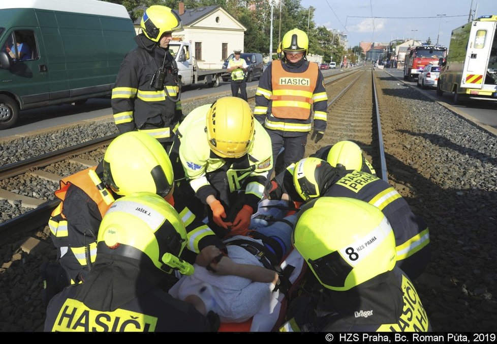 Hasiči při nehodě v Praze museli vystříhat řidičku z auta.