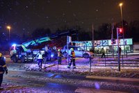 Děsivá nehoda v zasněžené Praze: Auto skončilo na kolejích!