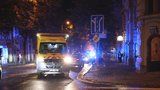 Auto na Vinohradech zabilo chodce: Sraženého muže oživovali kolemjdoucí, policisté i záchranáři