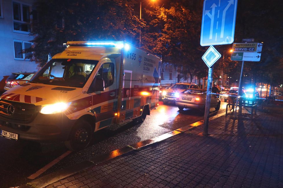 Na Vinohradech zemřel chodec, srazilo ho auto.