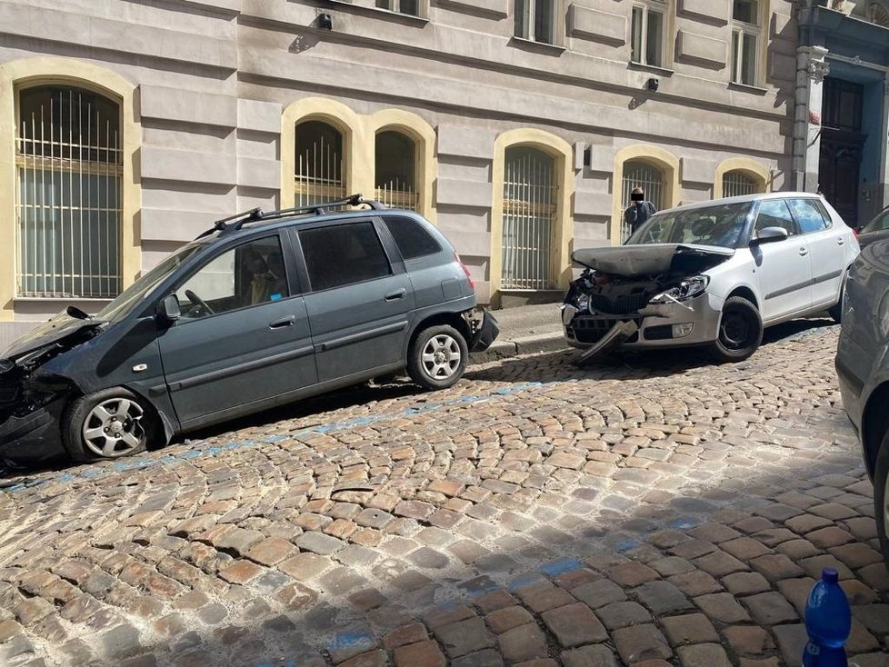 Řidič vjel na Vinohradech do jednosměrky: Zdemoloval tři auta!