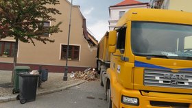 Řidič náklaďáku se nevešel do uličky: Na jihu Čech pobořil dva domy!
