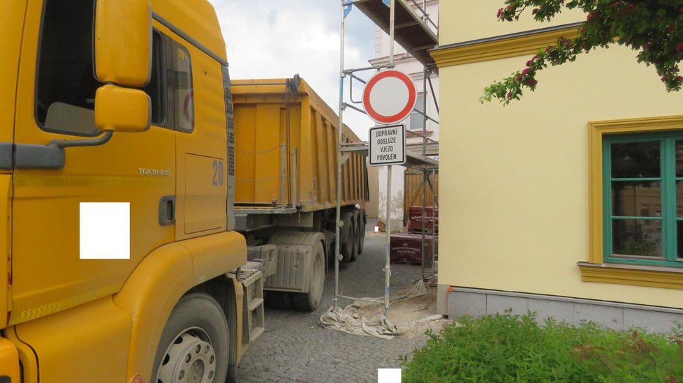 Řidič náklaďáku se nevešel do uličky: Na jihu Čech pobořil dva domy!