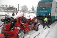 Rychlík smetl auto na přejezdu, řidič zahynul