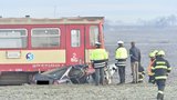 Dopravní nehody komplikují provoz: Řidička vjela přímo pod vlak, před Budějovicemi se srazila tři auta