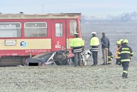Dopravní nehody komplikují provoz: Řidička vjela přímo pod vlak, před Budějovicemi se srazila tři auta
