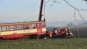 Sebevražda na kolejích: Řidič na Nymbursku vjel pod kola troubícího vlaku