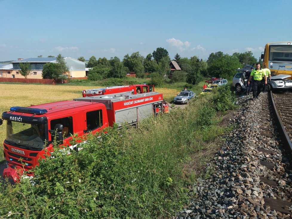 Srážka auta s vlakem v Chrástu u Plzně.