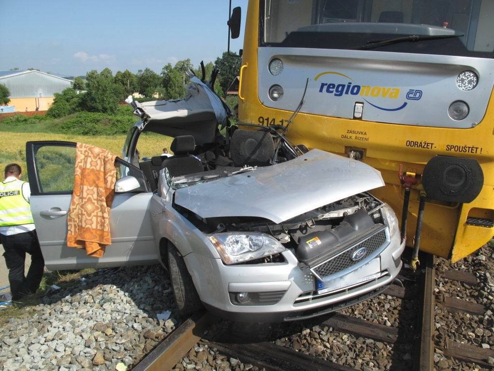 Srážka vlaku a osobního auta v Chrástu u Plzně. Řidič auta nepřežil.