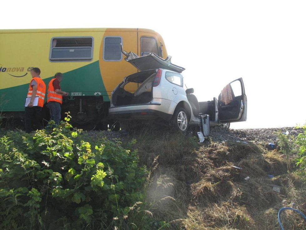 Srážka vlaku a osobního auta v Chrástu u Plzně. Řidič auta nepřežil.