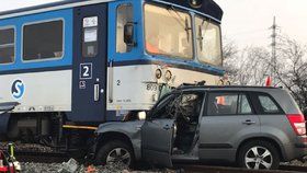 Při srážce vlaku s autem na Mělnicku dnes zemřel člověk.