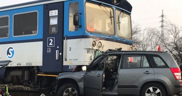 Při srážce vlaku s autem na Mělnicku zemřel muž (†62)