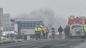 Při srážce vlaku s autem na Mělnicku dnes zemřel člověk