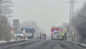 Při srážce vlaku s autem na Mělnicku dnes zemřel člověk